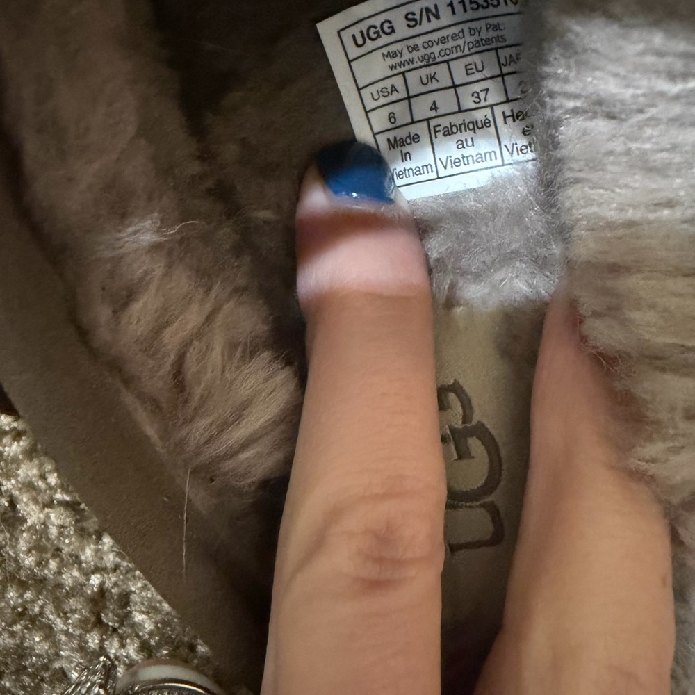 UGG Slippers - Picture 5 of 7